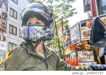 大型アメリカンバイクに乗って横浜中華街に来た女性ライダー 大型アメリカンバイクに乗って横浜中華街に来た女性ライダー 100935747