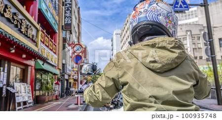 大型アメリカンバイクに乗って横浜中華街に来た女性ライダー 100935748