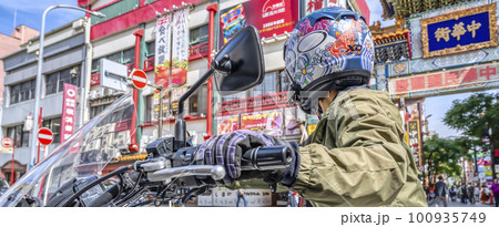 大型アメリカンバイクに乗って横浜中華街に来た女性ライダー 100935749