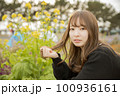 公園女性ポートレート 100936161