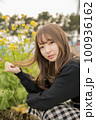 公園女性ポートレート 100936162