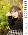 公園女性ポートレート 100936163