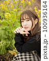 公園女性ポートレート 100936164