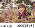 公園女性ポートレート 100936165