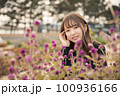 公園女性ポートレート 100936166