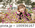 公園女性ポートレート 100936167