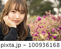 公園女性ポートレート 100936168