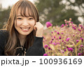 公園女性ポートレート 100936169