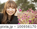 公園女性ポートレート 100936170