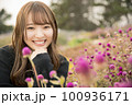 公園女性ポートレート 100936171