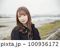 公園女性ポートレート 100936172