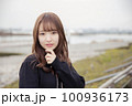 公園女性ポートレート 100936173