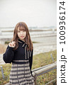 公園女性ポートレート 100936174