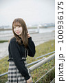 公園女性ポートレート 100936175
