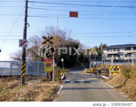 小さな鉄橋と踏切のある風景・冬 小さな鉄橋と踏切のある風景・冬 100936487