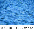 穏やかな水面2 100936758