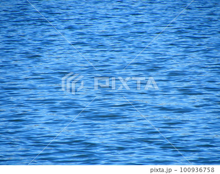 穏やかな水面2 穏やかな水面2 100936758