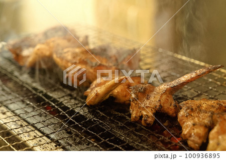 炭火で焼くジューシーな手羽先の焼鳥 炭火で焼くジューシーな手羽先の焼鳥 100936895