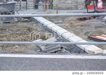 歩道の道路工事 歩道の道路工事 100936930