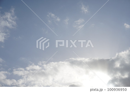 雲の空き間の向こうの青空 雲の空き間の向こうの青空 100936950
