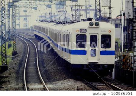 環八を跨ぐ高架から降りてくる急行箱根湯本・江ノ島行、2400形HE車、祖師谷大蔵、1981年7月4日 環八を跨ぐ高架から降りてくる急行箱根湯本・江ノ島行、2400形HE車、祖師谷大蔵、1981年7月4日 100936951