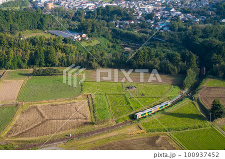 【キハE130系】久留里線 久留里～平山【空撮】 100937452