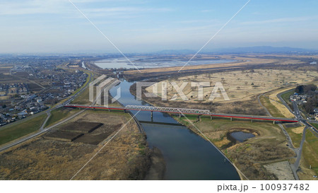 渡良瀬川と渡良瀬遊水地と三国橋をを空撮 100937482
