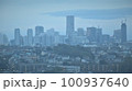 【横浜】霧に包まれた横浜みなとみらい方面を望む風景 100937640