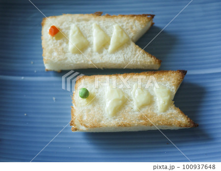 青い皿に載っている鯉のぼりトースト【こどもの日】 100937648