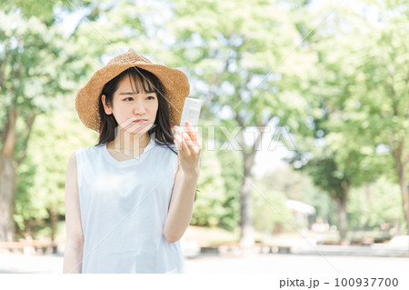 夏のスキンケアに悩んで化粧品の成分を見る女性(肌荒れ・アレルギー) 夏のスキンケアに悩んで化粧品の成分を見る女性(肌荒れ・アレルギー) 100937700