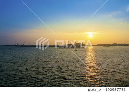 朝日輝くイタリア・バーリ港 沖合からの眺め / Bari, Italy 100937731