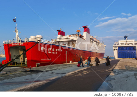 イタリア・バーリ港に停泊する国際フェリー / Bari, Italy イタリア・バーリ港に停泊する国際フェリー / Bari, Italy 100937735