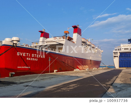 イタリア・バーリ港に停泊する国際フェリー / Bari, Italy 100937736