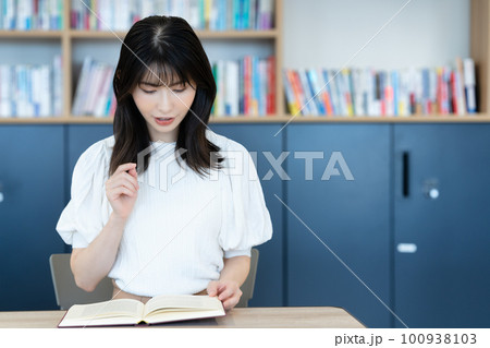 本を読むミドルの女性 本を読むミドルの女性 100938103
