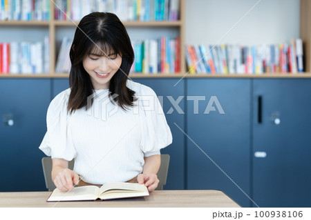 本を読むミドルの女性 本を読むミドルの女性 100938106