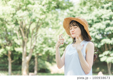 日焼け止め・虫除けスプレーする女性(困る・首) 日焼け止め・虫除けスプレーする女性(困る・首) 100938673