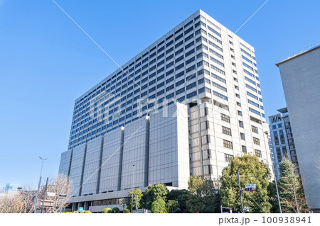 東京都千代田区霞ヶ関　快晴の東京地方裁判所・東京高等裁判所 100938941