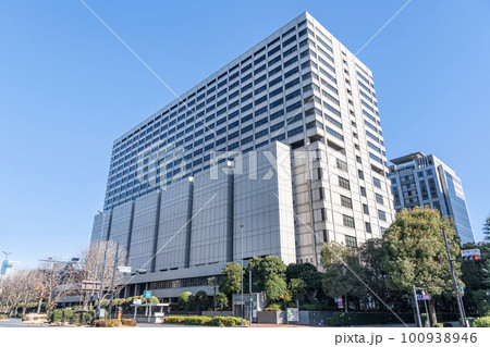 東京都千代田区霞ヶ関　快晴の東京地方裁判所・東京高等裁判所 100938946