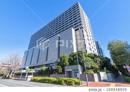 東京都千代田区霞ヶ関　快晴の東京地方裁判所・東京高等裁判所 100938950