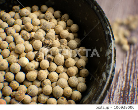 The White paper corn in black bowl on wood Table for food concept 100939006