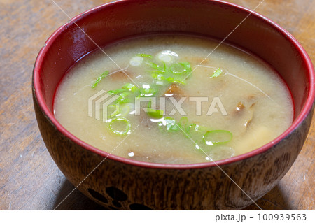 とても美味しい日本のなめこ汁 とても美味しい日本のなめこ汁 100939563