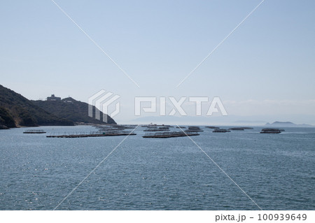 兵庫県南あわじ市福良湾に浮かぶ養殖生け簀 兵庫県南あわじ市福良湾に浮かぶ養殖生け簀 100939649