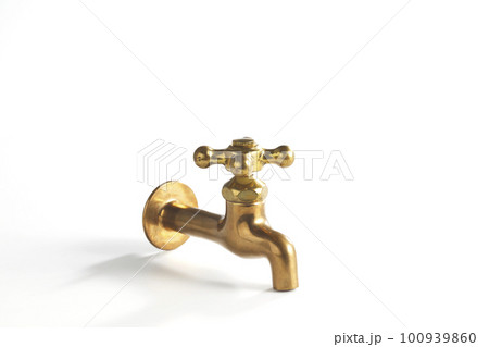 懐かしい昔ながらの真鍮製の蛇口 白バックで撮影 100939860