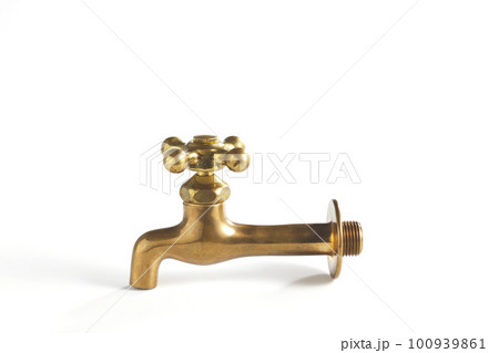 懐かしい昔ながらの真鍮製の蛇口 白バックで撮影 懐かしい昔ながらの真鍮製の蛇口 白バックで撮影 100939861