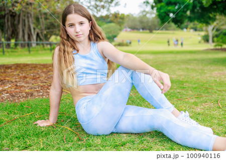 公園でヨガ・準備運動をするオーストラリアの中学生 100940116