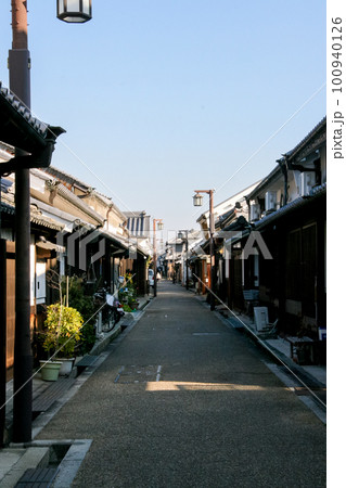 奈良橿原・今井町に残る古い木造家屋と狭い路地 100940126