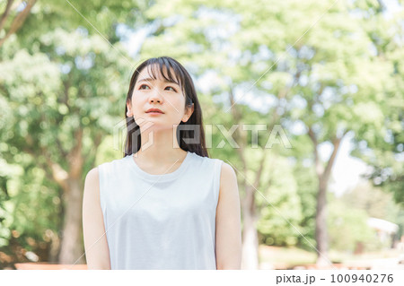 新緑の中で悩む日本人女性(困る・体調不良) 新緑の中で悩む日本人女性(困る・体調不良) 100940276