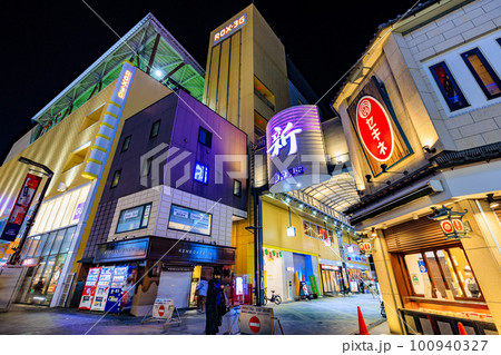 東京　台東区　浅草　夜の新仲見世商店街 100940327