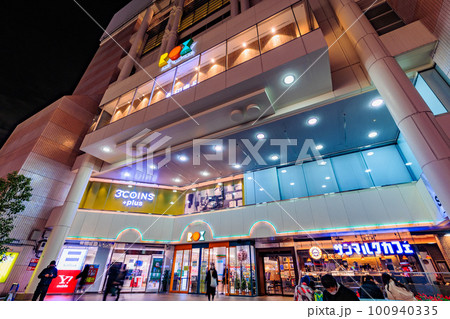 東京　台東区　浅草　夜の六区ブロードウェイ商店街 100940335