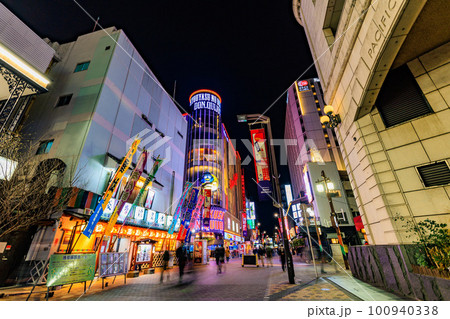 東京　台東区　浅草　夜の六区ブロードウェイ商店街 100940338